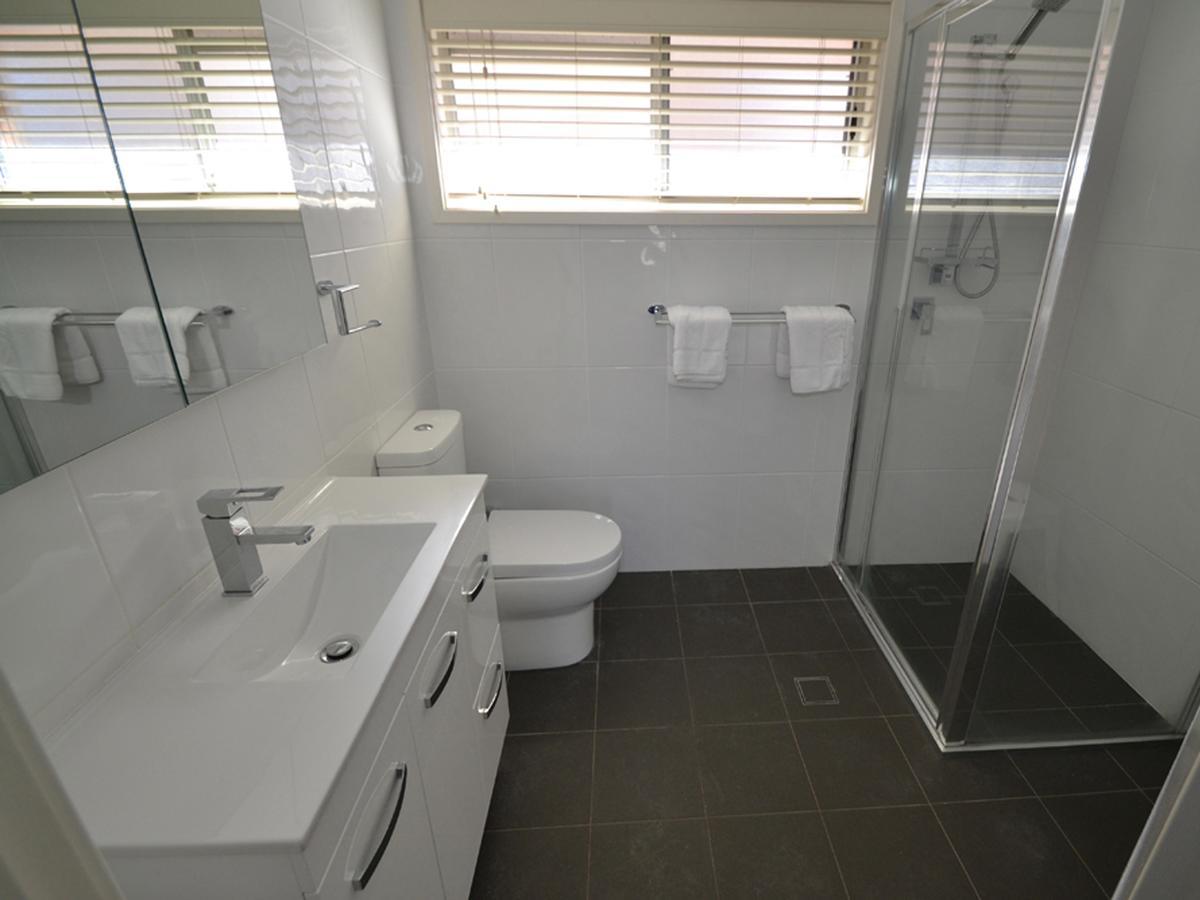 The Oaks Hotel Motel Albion Park Room photo
