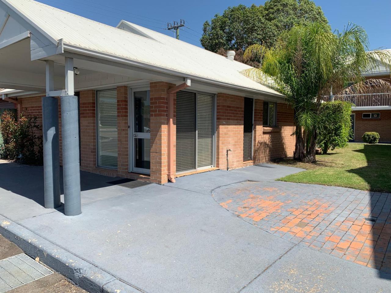 The Oaks Hotel Motel Albion Park Exterior photo